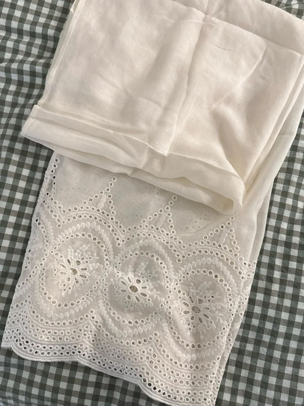 GAP White Eyelet Embroidered Scalloped Scarf - Picture 2 of 3